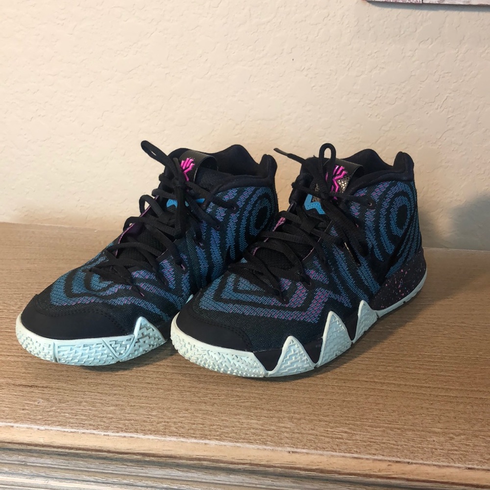 Nike basketball tenis black, blue and pink. Sz 5Y